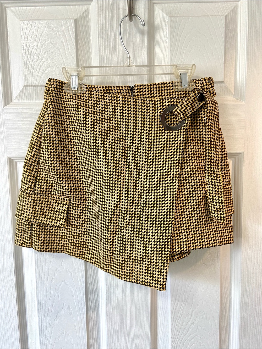 Houndstooth Yellow and Black Wrap Mini Skort, Retro Vibe, Chunky Hardware, sz 6